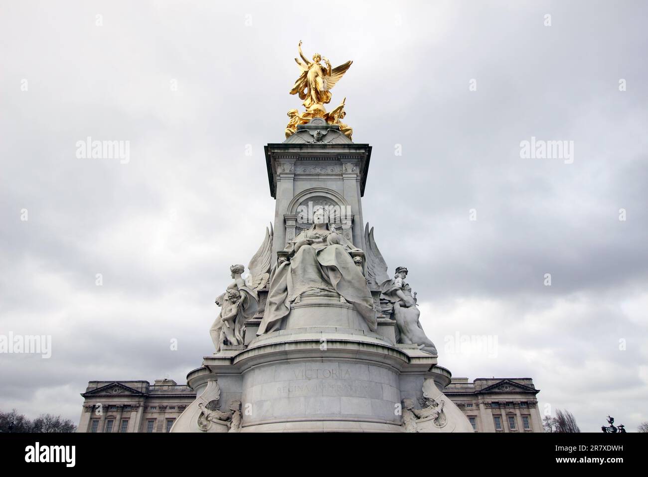 Queen Victoria's monument in Buckingham Palace Stock Photo Alamy