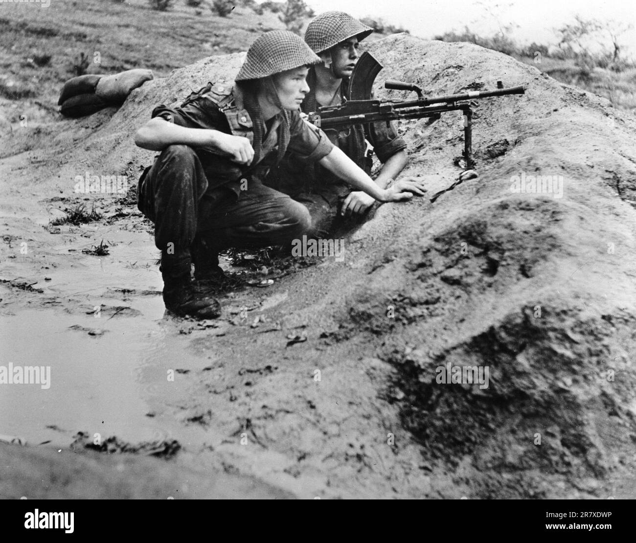 British Army soldiers on the Naktong front during the Korean War Stock Photo