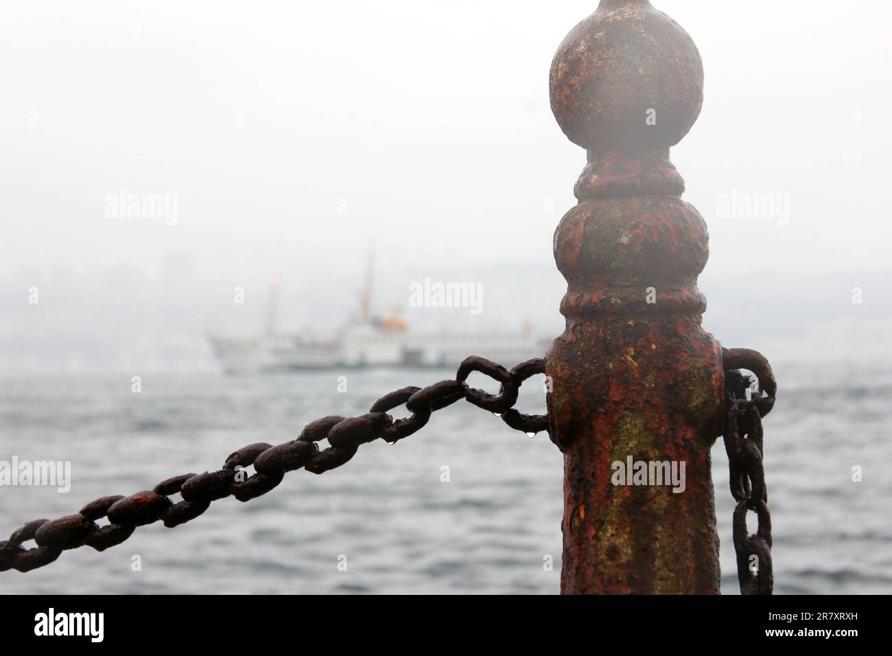 Sea railing chain hi-res stock photography and images - Alamy
