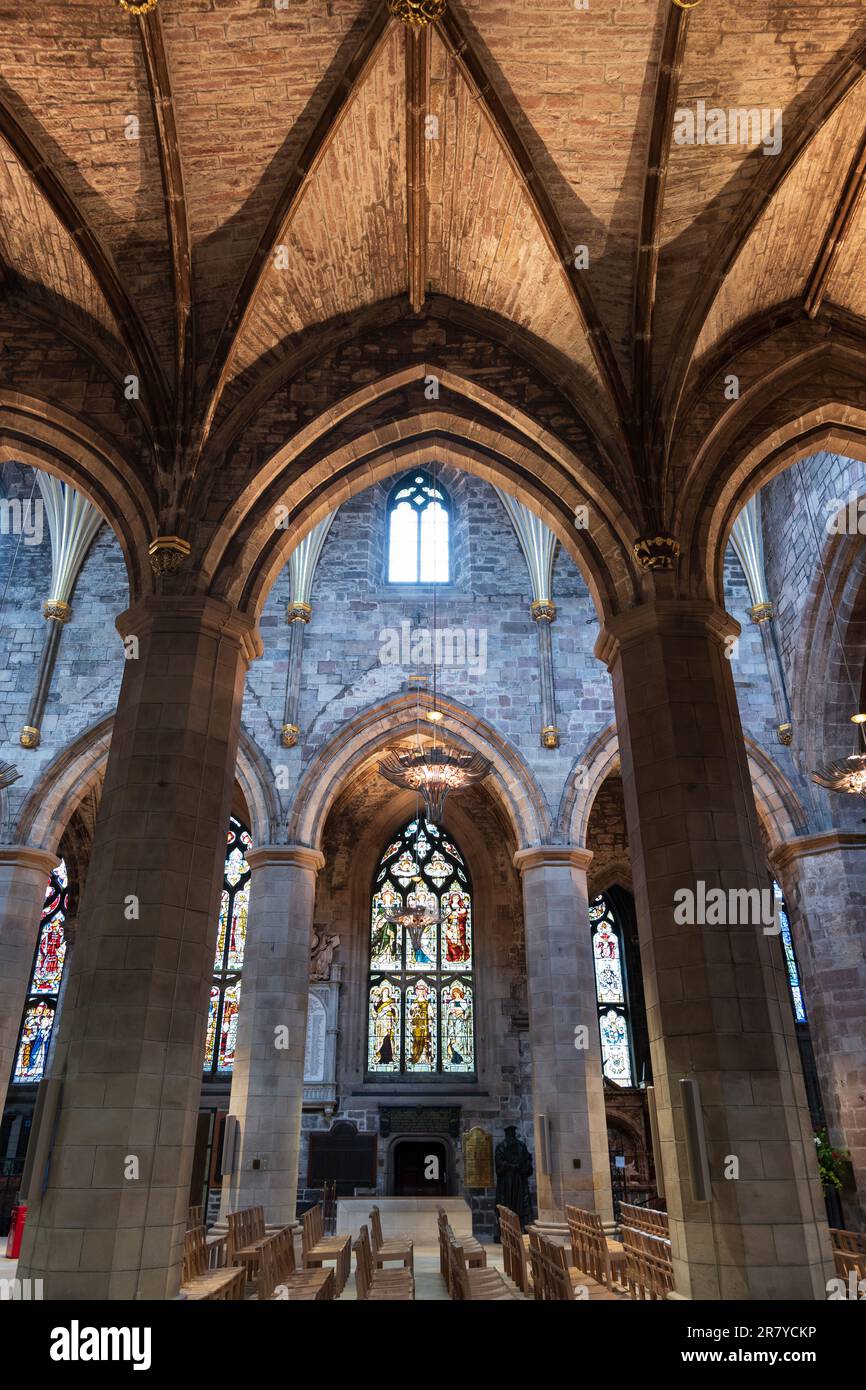 St Giles Cathedral interior in city of Edinburgh, Scotland, UK. High Kirk of Edinburgh Gothic parish church, side view to nave with arches and ribbed Stock Photo