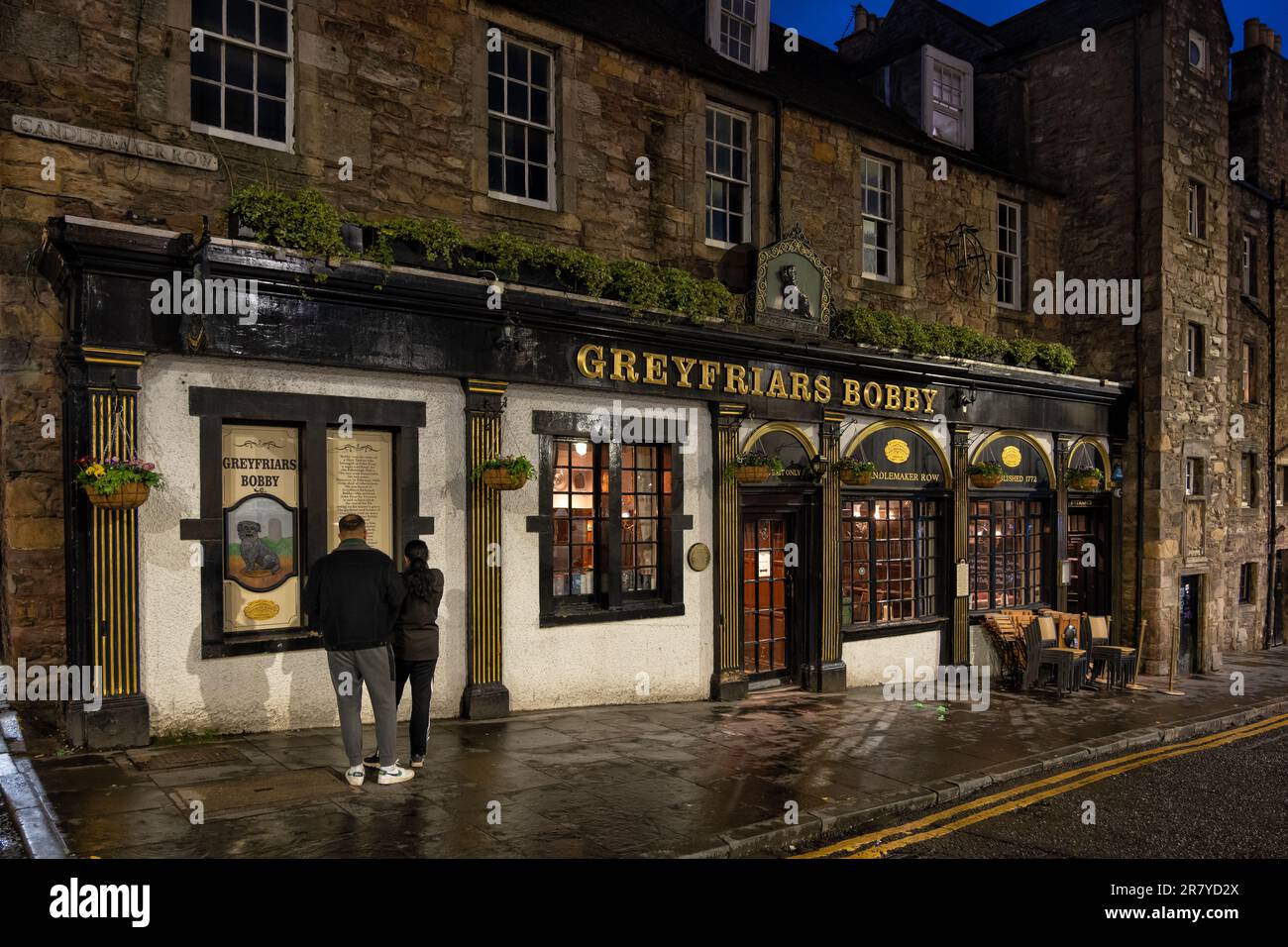 The Greyfriars Bobby Bar at night in city of Edinburgh, Scotland, UK. Historic pub at 34 Candlemaker Row, famous for a legend of a dog known as Bobby. Stock Photo