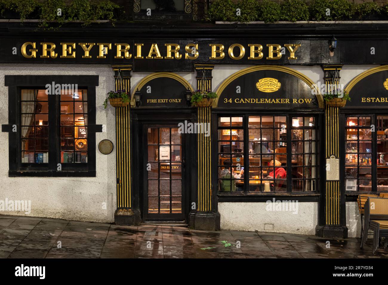 The Greyfriars Bobby Bar at night in city of Edinburgh, Scotland. Historic pub at 34 Candlemaker Row, famous for a legend of a dog known as Bobby. Stock Photo