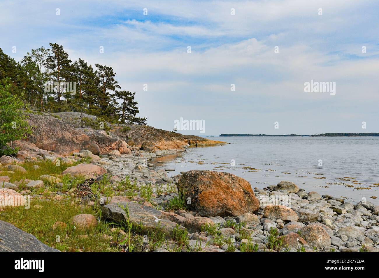 Rocky beach blue sky hi-res stock photography and images - Alamy