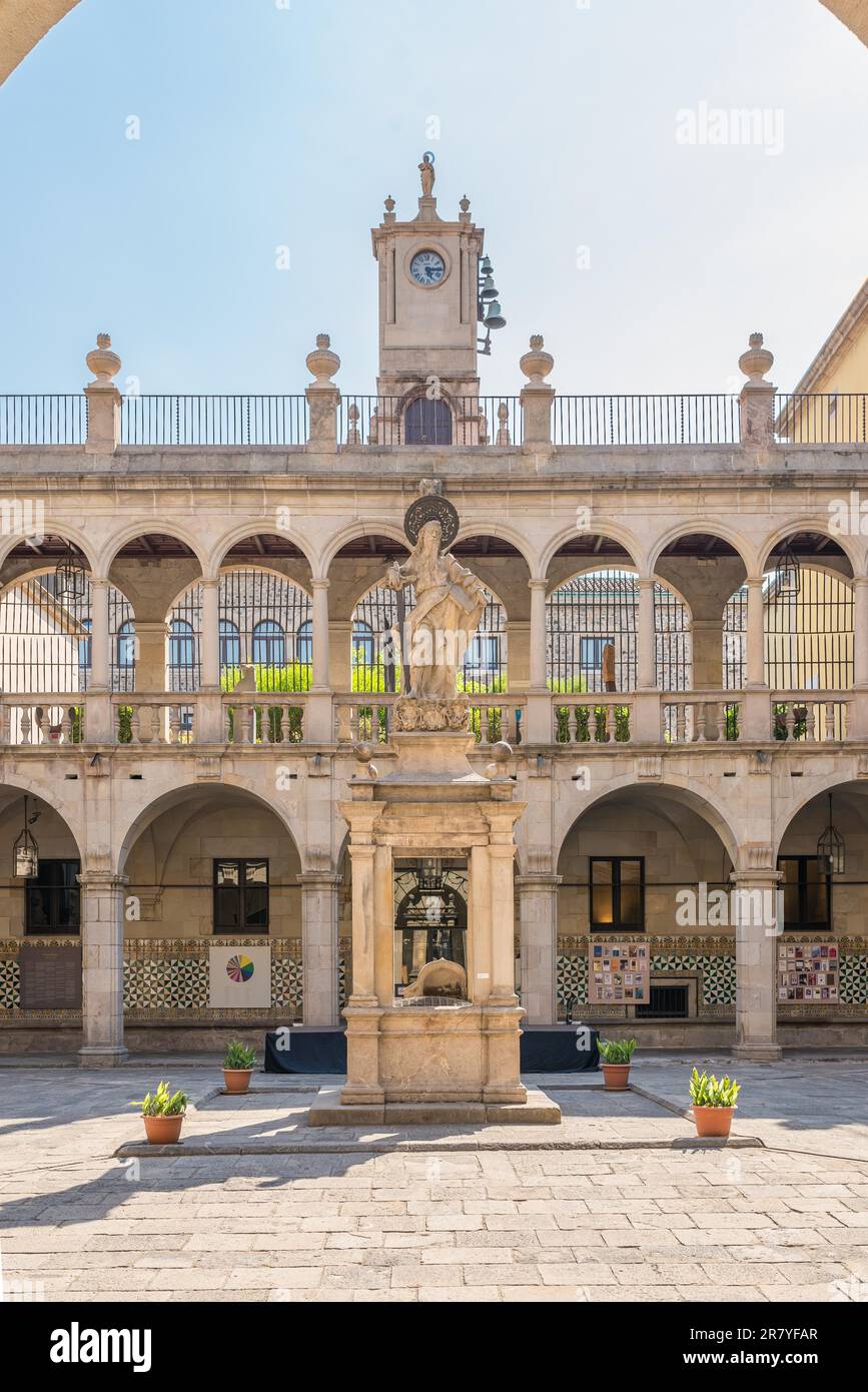 Monument in the backyard of the former hospital Santa Creu de Barcelona. Now the important Gothic ensemble is the National Library of Catalonia Stock Photo