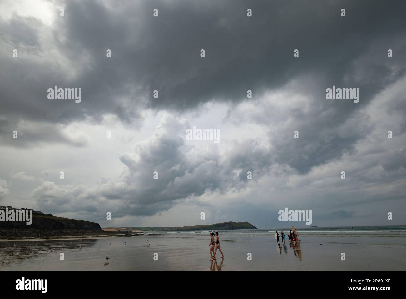 Polzeath, Cornwall, UK. 18th June 2023. UK Weather. Storm clouds gather over the beach at Polzeath, as much of the UK faces weather warnings for heavy rains and thundery conditions Credit SImon Maycock / Alamy Live News.. Stock Photo