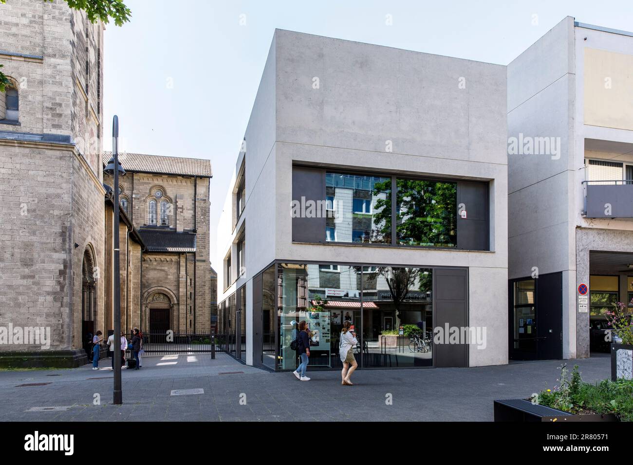 Forum Deutzer Dom next to the church St. Heribert in the district Deutz, Kastner Pichler Architects, Cologne, Germany. Forum Deutzer Dom neben der Kir Stock Photo