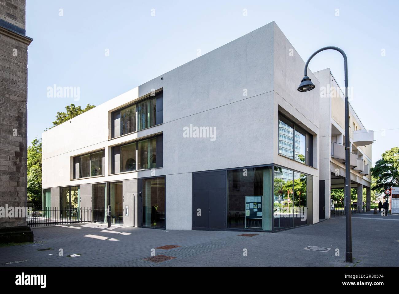 Forum Deutzer Dom next to the church St. Heribert in the district Deutz, Kastner Pichler Architects, Cologne, Germany. Forum Deutzer Dom neben der Kir Stock Photo