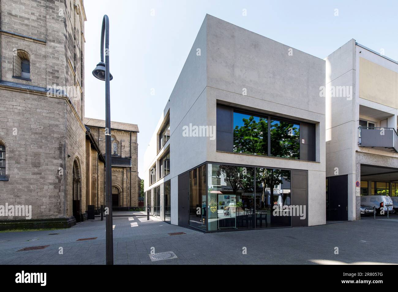 Forum Deutzer Dom next to the church St. Heribert in the district Deutz, Kastner Pichler Architects, Cologne, Germany. Forum Deutzer Dom neben der Kir Stock Photo