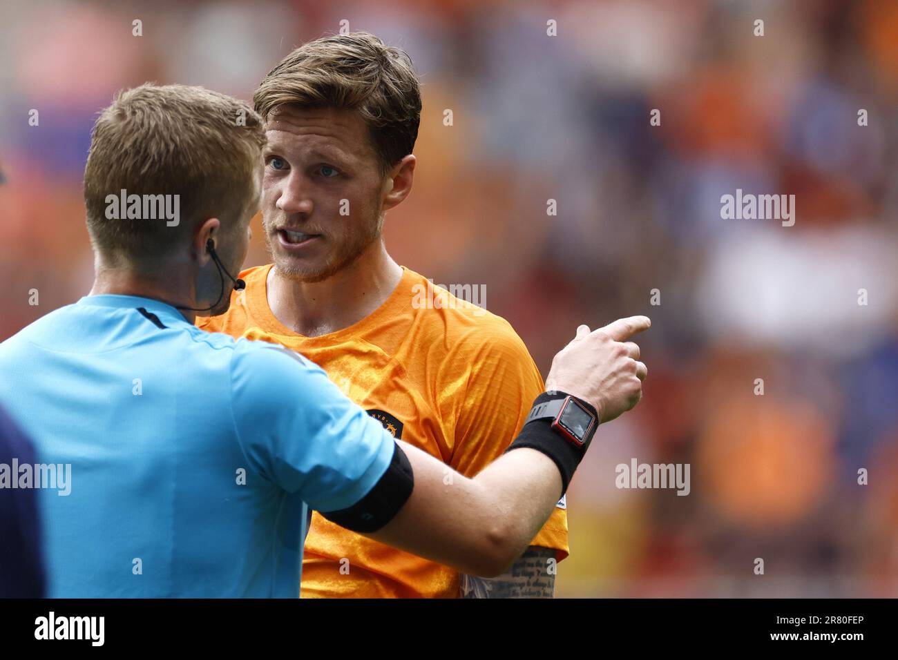 ENSCHEDE - (lr) Referee Glenn Nyberg (SWE), Wout Weghorst of Holland during the UEFA Nations League match for third place between the Netherlands and Italy at stadium De Grolsveste on June 18, 2023 in Enschede, Netherlands. ANP KOEN VAN WEEL Stock Photo