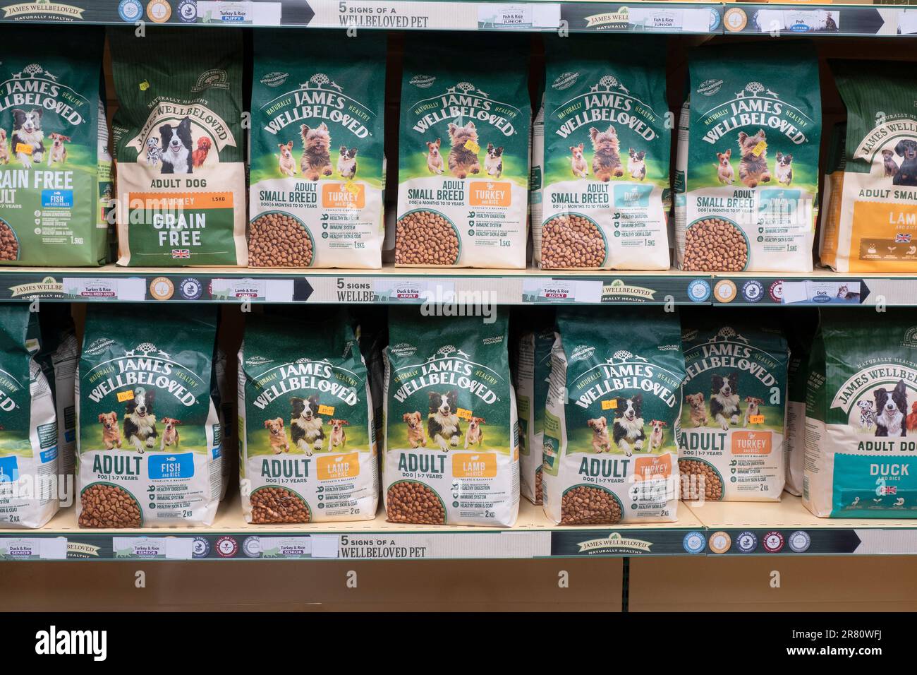 James Wellbeloved Dog Food Display several types for different sizes of dog Stock Photo