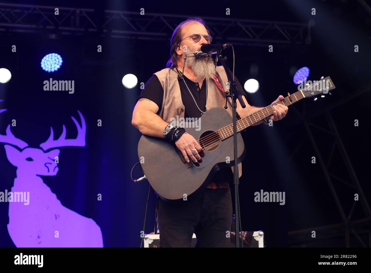 Black Deer Festival, Kent, UK - 18th June Steve Earle performs a solo acoustic set in the rain on the main stage at Black Deer Festival, Eridge Park, Kent. Credit Jill O'Donnell/Alamy Live News Stock Photo
