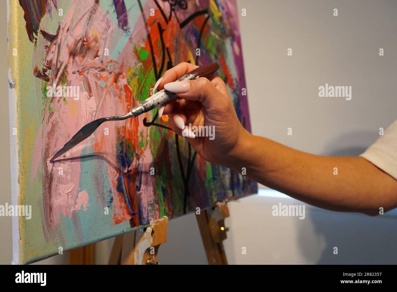 Hand holding knife painting hi-res stock photography and images - Alamy