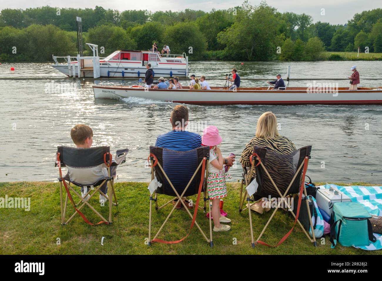 A family watch the Umpire's Launch go by from the towpath at Henley Women's Regatta 2023, Henley-on-Thames Stock Photo