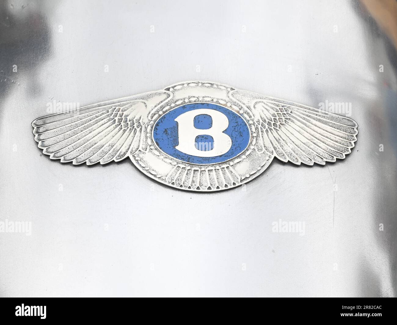 June 18, 2023, Beverly Hills, California, USA: The Bentley badge of Jay Leno's Bentley Speed Six at the 2023 Rodeo Drive Concours D'Elegance. (Credit Image: © Billy Bennight/ZUMA Press Wire) EDITORIAL USAGE ONLY! Not for Commercial USAGE! Stock Photo