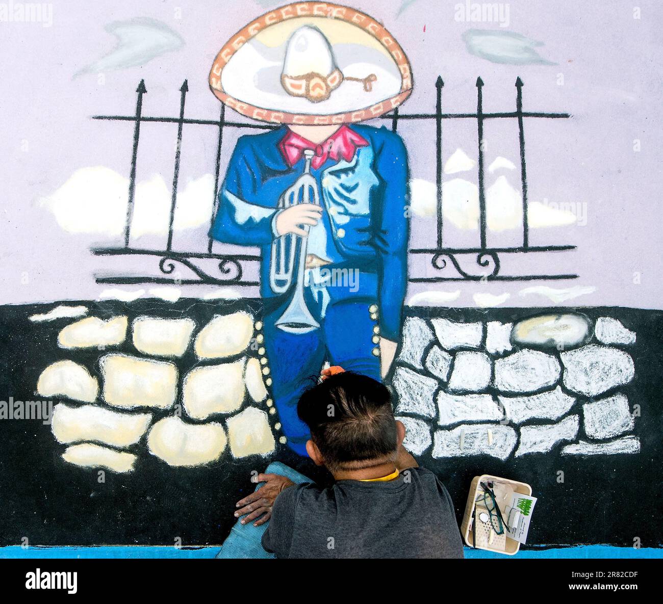 Pasadena, California, USA. 18th June, 2023. Artists work to complete their chalk art during the