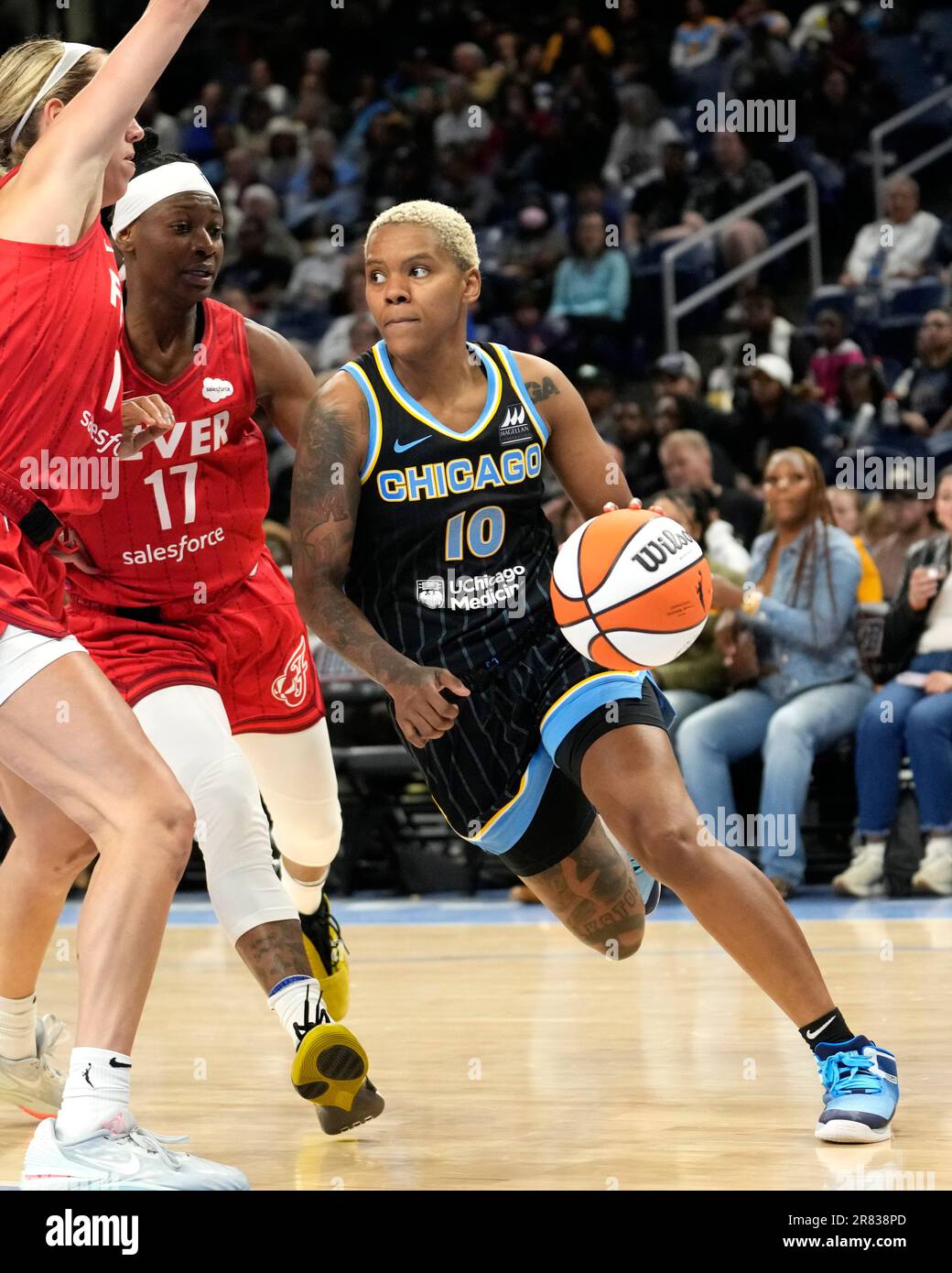 Chicago Sky's Courtney Williams (10) drives to the basket past Indiana