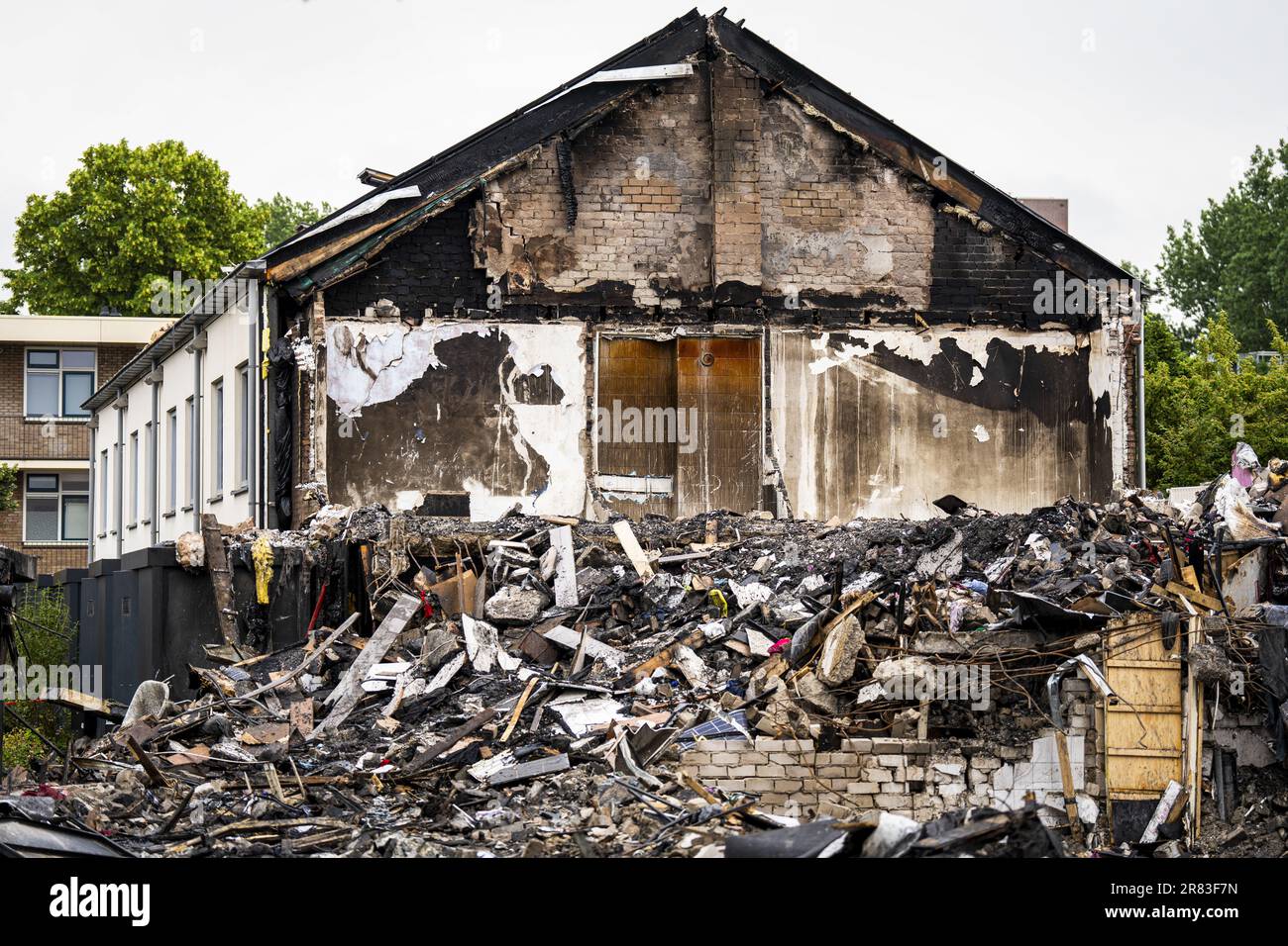 ARNHEM - The block of houses in the Presikhaaf district in Arnhem where a  large fire raged on Sunday. The fire was difficult to extinguish because  there were solar panels on the