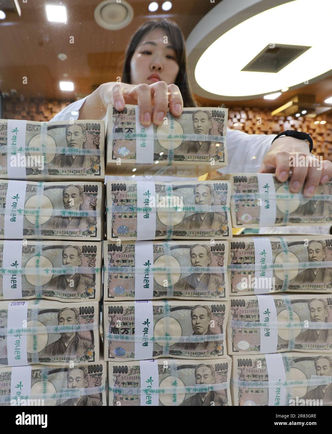 19th June 2023 Won Rises Above 800 Won Vs Yen A Clerk Examines 19th June 2023 Won Rises Above 800 Won Vs Yen A Clerk Examines