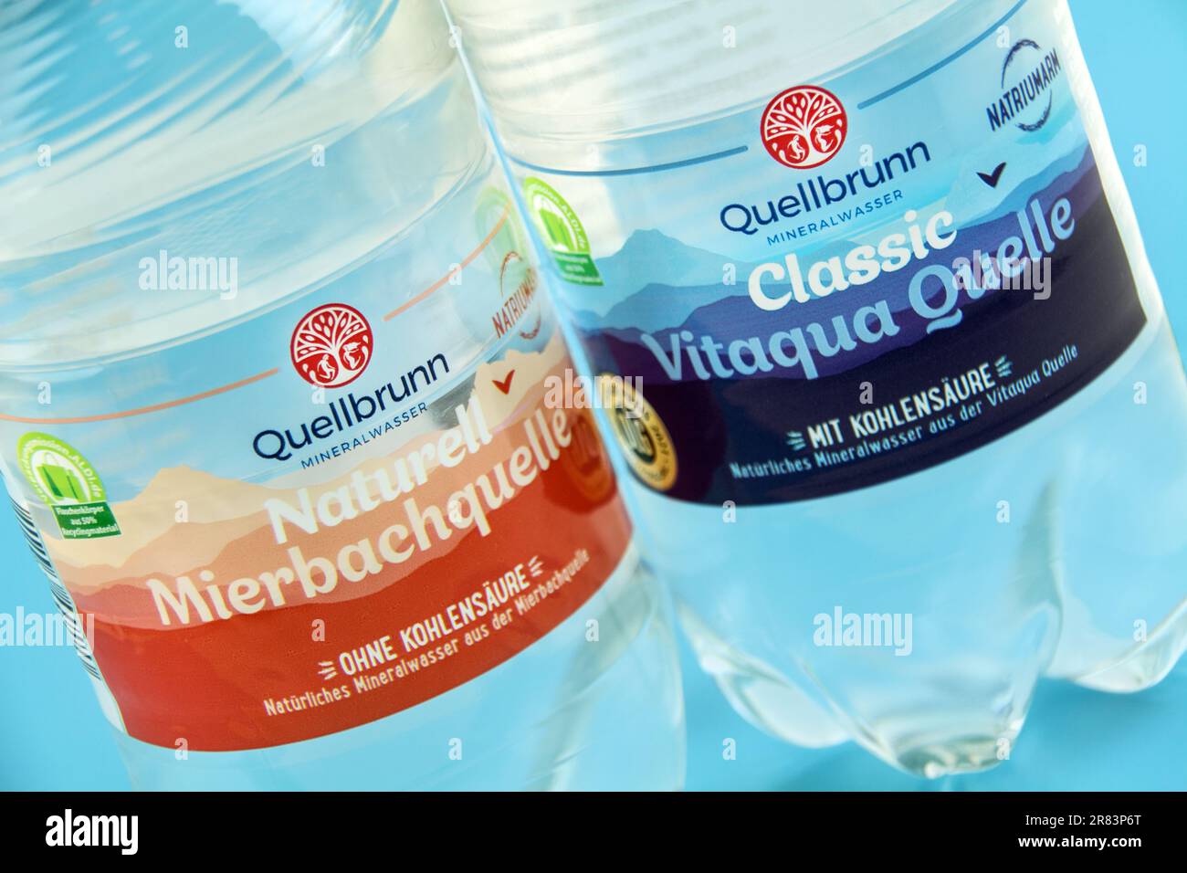 2 Flaschen Mineralwasser von Quellbrunn mit und ohne Kohlensäure Stock Photo
