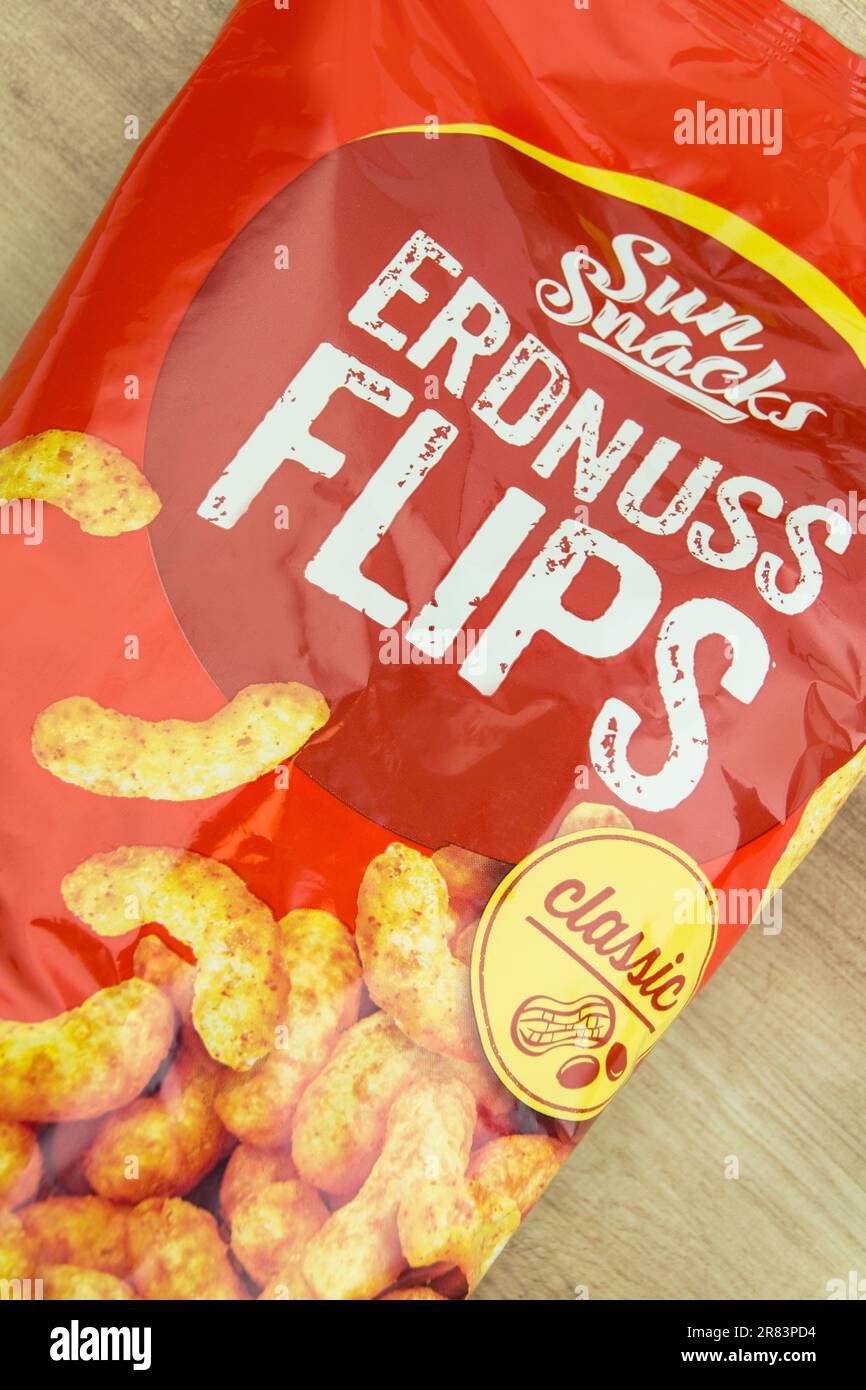 1 Tüte Sun Snacks Erdnuß Flips classic auf Hintergrund holz Stock Photo