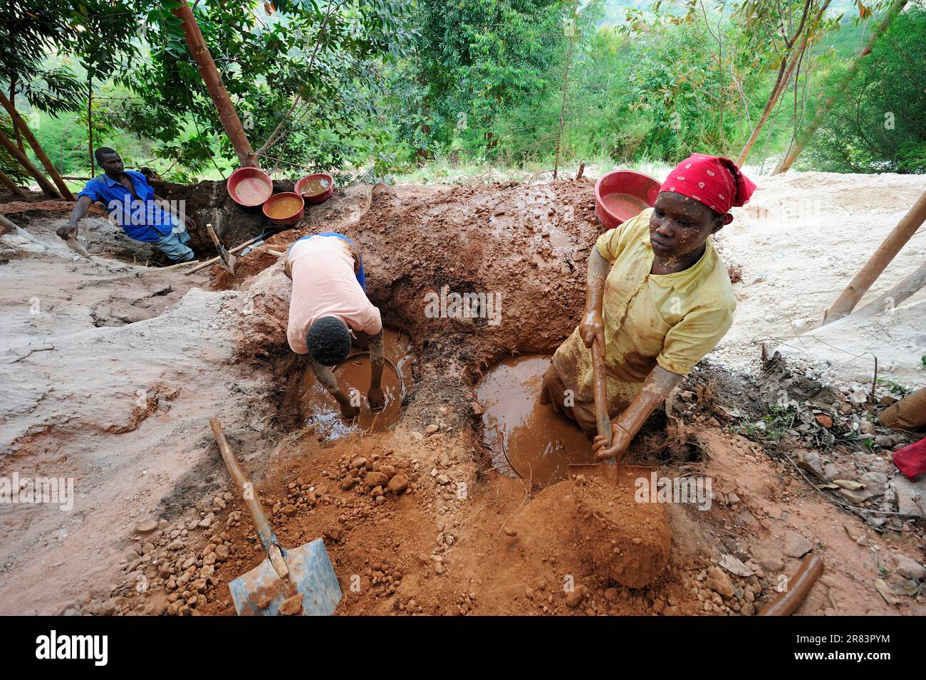 Miners in tantalite columbite mine, open pit, Muhanga Coltan Mines, Muhanga Mines, Rwanda Stock Photo