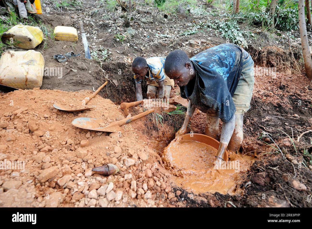 Miners in tantalite columbite mine, open pit, Muhanga Coltan Mines, Muhanga Mines, Rwanda Stock Photo