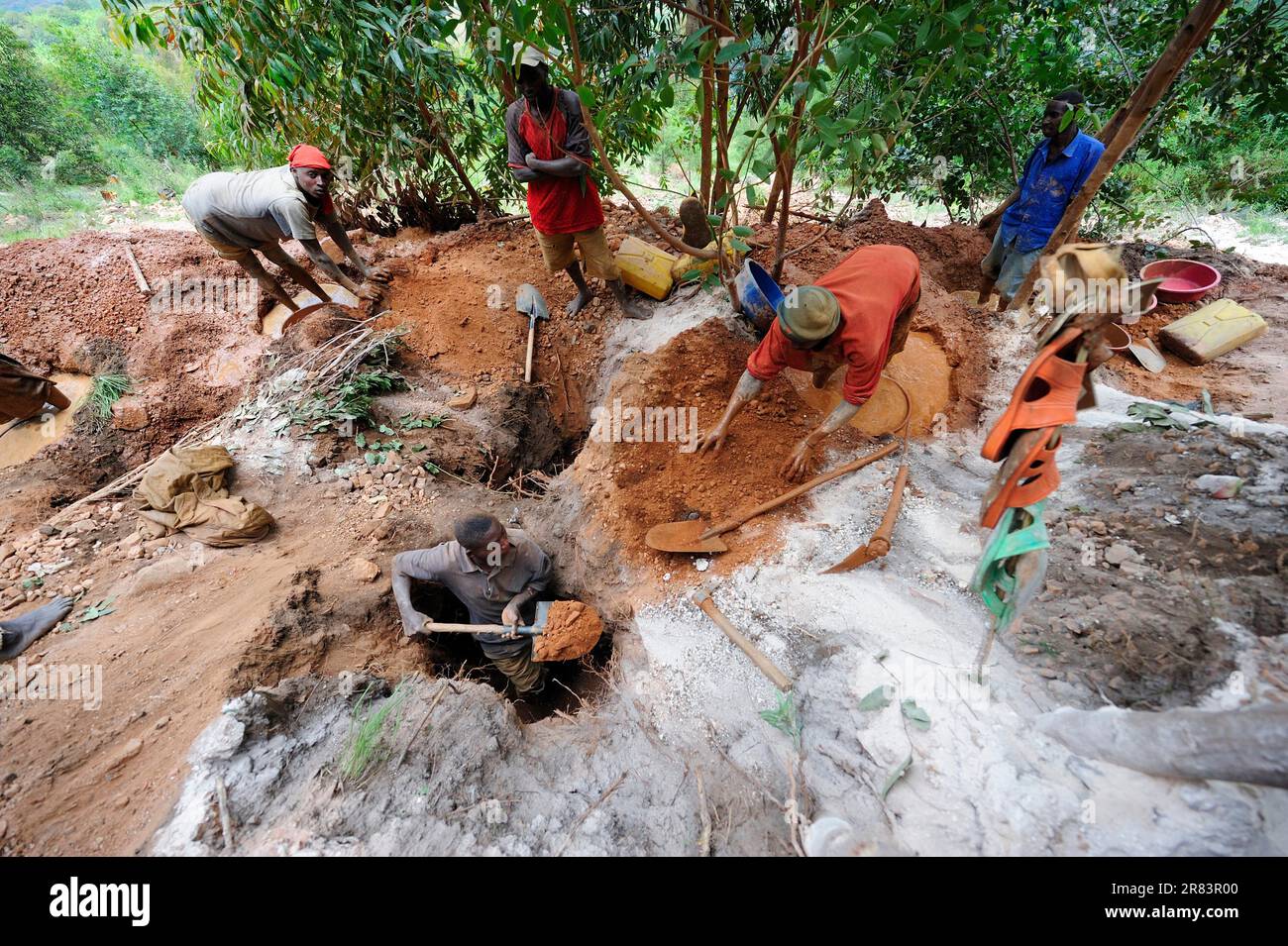 Miners in tantalite columbite mine, open pit, Muhanga Coltan Mines, Muhanga Mines, Rwanda Stock Photo