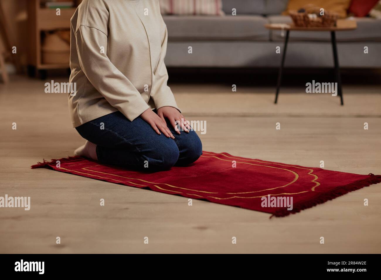 Muslim woman kneeling on floor hi-res stock photography and images - Alamy