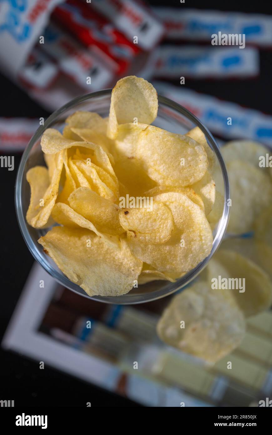 PRODUCTION - 16 June 2023, Saxony, Leipzig: ILLUSTRATION - A bowl of potato chips stands on a coffee table. Photo: Hendrik Schmidt/dpa Stock Photo
