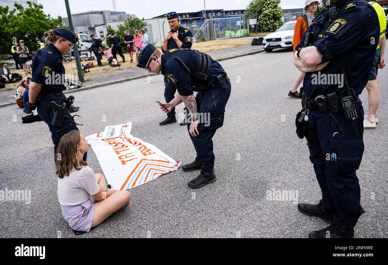 Malmo, Sweden. 19th June, 2023. Police talking with Greta Thunberg as they move climate activists from the organization Ta Tillbaka Framtiden, who are blocking the entrance to Oljehamnen in Malmo, Sweden, on June 19, 2023, for the 5th day in a row.Photo: Johan Nilsson/TT/Code 50090 Credit: TT News Agency/Alamy Live News Credit: TT News Agency/Alamy Live News Stock Photo