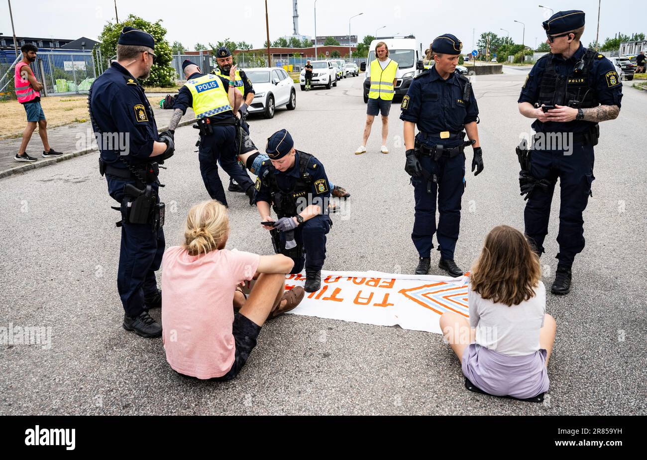 Malmo, Sweden. 19th June, 2023. Police talking with Greta Thunberg as they move climate activists from the organization Ta Tillbaka Framtiden, who are blocking the entrance to Oljehamnen in Malmo, Sweden, on June 19, 2023, for the 5th day in a row.Photo: Johan Nilsson/TT/Code 50090 Credit: TT News Agency/Alamy Live News Credit: TT News Agency/Alamy Live News Stock Photo