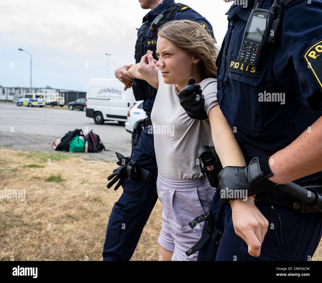 Malmo, Sweden. 19th June, 2023. Police remove Greta Thunberg as they move climate activists from the organization Ta Tillbaka Framtiden, who are blocking the entrance to Oljehamnen in Malmo, Sweden, on June 19, 2023, for the 5th day in a row. Photo: Johan Nilsson/TT/Code 50090 Credit: TT News Agency/Alamy Live News Credit: TT News Agency/Alamy Live News Stock Photo