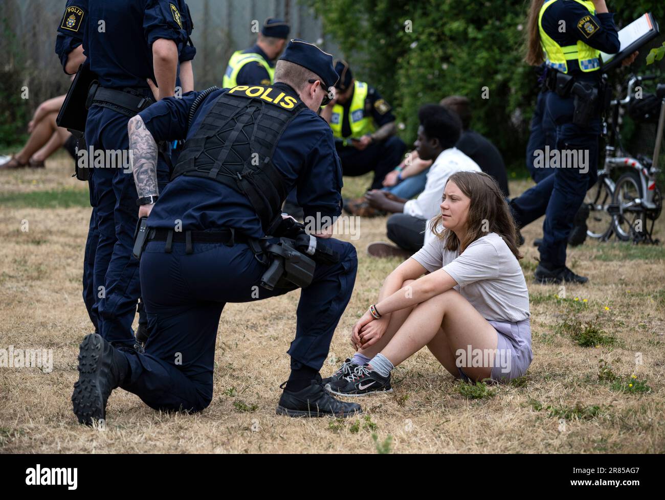 Malmo, Sweden. 19th June, 2023. Police talk with Greta Thunberg as they move climate activists from the organization Ta Tillbaka Framtiden, who are blocking the entrance to Oljehamnen in Malmo, Sweden, on June 19, 2023, for the 5th day in a row. Photo: Johan Nilsson/TT/Code 50090 Credit: TT News Agency/Alamy Live News Credit: TT News Agency/Alamy Live News Stock Photo