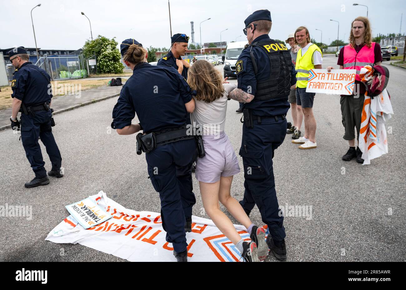 Malmo, Sweden. 19th June, 2023. Police remove Greta Thunberg as they move climate activists from the organization Ta Tillbaka Framtiden, who are blocking the entrance to Oljehamnen in Malmo, Sweden, on June 19, 2023, for the 5th day in a row. Photo: Johan Nilsson/TT/Code 50090 Credit: TT News Agency/Alamy Live News Credit: TT News Agency/Alamy Live News Stock Photo