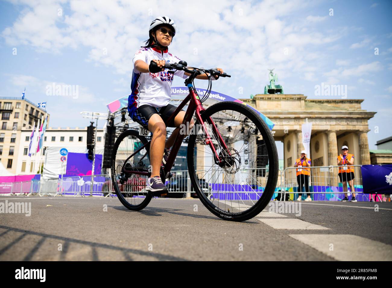 Berlin, Germany. 19th June, 2023. Sports for the Disabled: Special  Olympics, World Games, Cycling Sport, 500m Time Trial, Classification,  Street of June 17. Alisha Dey from the USA rides past the Brandenburg