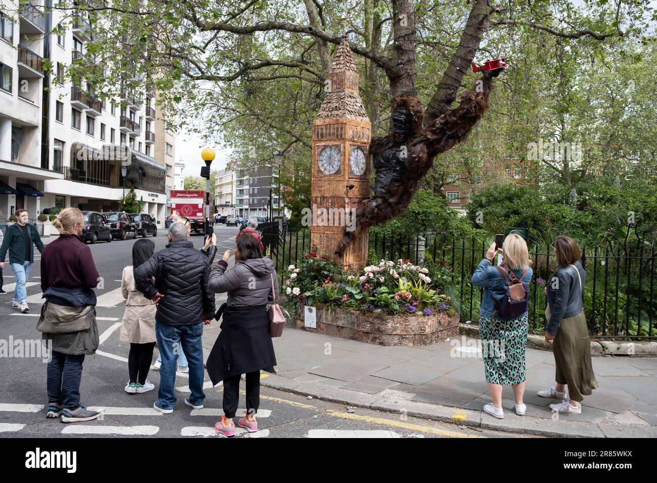 People in Kensington and Chelsea out to see the various floral displays for Chelsea Flower Show on 23rd May 2023 in London, United Kingdom. Here in Cadogan Place Park, a giant display featuring King Kong scaling Big Ben draws much interest. Chelsea is one of the principal areas for exclusive, luxury goods in West London. It is known as a district where the rich and wealthy shop. The RHS Chelsea Flower Show, formally known as the Great Spring Show, is a garden show held for five days in May by the Royal Horticultural Society. While this is a ticketed event local businesses celebrate by adorning Stock Photo