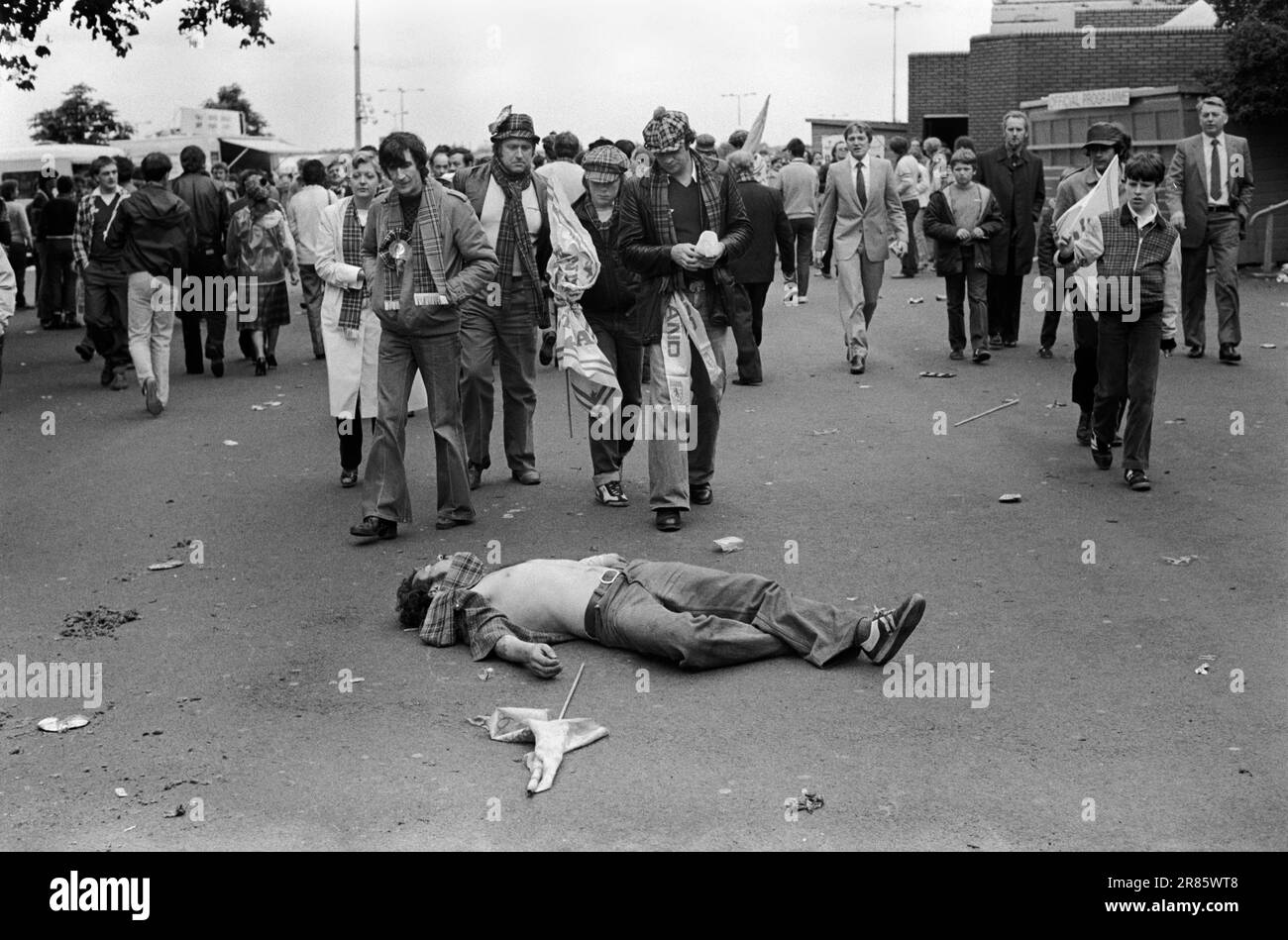 Scottish football fan 'dead drunk' he lies in the path after the Home International Championship, England v Scotland football final at Wembley Stadium. He part of the so called Tartan Army that have come south for the big game. London, England 23rd May 1981. 1980s UK HOMER SYKES Stock Photo