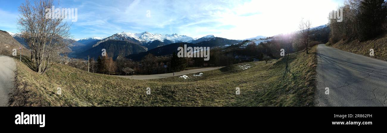 France Savoie : Panoramique de Dernière neige fin d'hiver à Jarrier en Maurienne Stock Photo