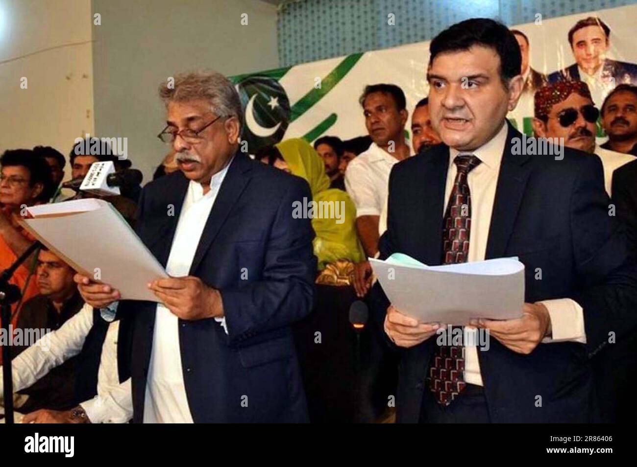 Divisional Commissioner, Bilal Ahmed Memon administrates oath of newly elected Mayor, Kashif Ali Shoro and Deputy Mayor, Saghir Ahmed Qureshi during oath taking ceremony held in Hyderabad on Monday, June 19, 2023. Stock Photo