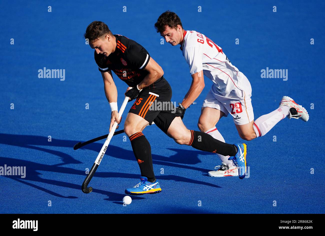 Netherlands' Pepijn Reyenga (left) and Spain's Gerard Clapes battle for the ball during the FIH Hockey Pro League match at Lee Valley, London. Picture date: Monday June 19, 2023. Stock Photo