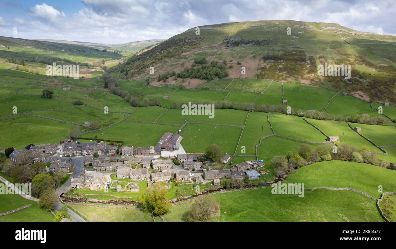 Hamlet of Thwaite at the top end of Swaledale, with Kisdon Hill to the rear of it, in early summer. Yorkshire Dales National Park, UK. Stock Photo