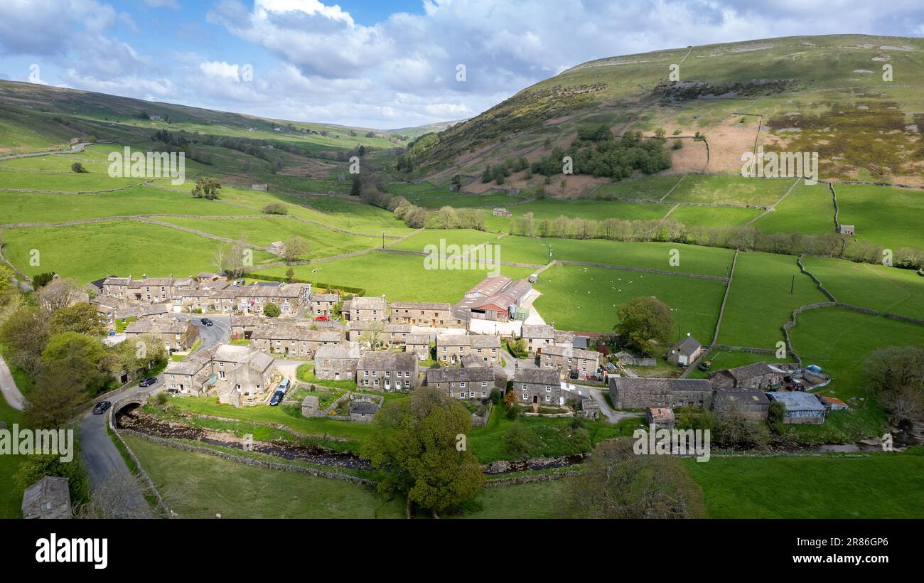 Hamlet of Thwaite at the top end of Swaledale, with Kisdon Hill to the rear of it, in early summer. Yorkshire Dales National Park, UK. Stock Photo