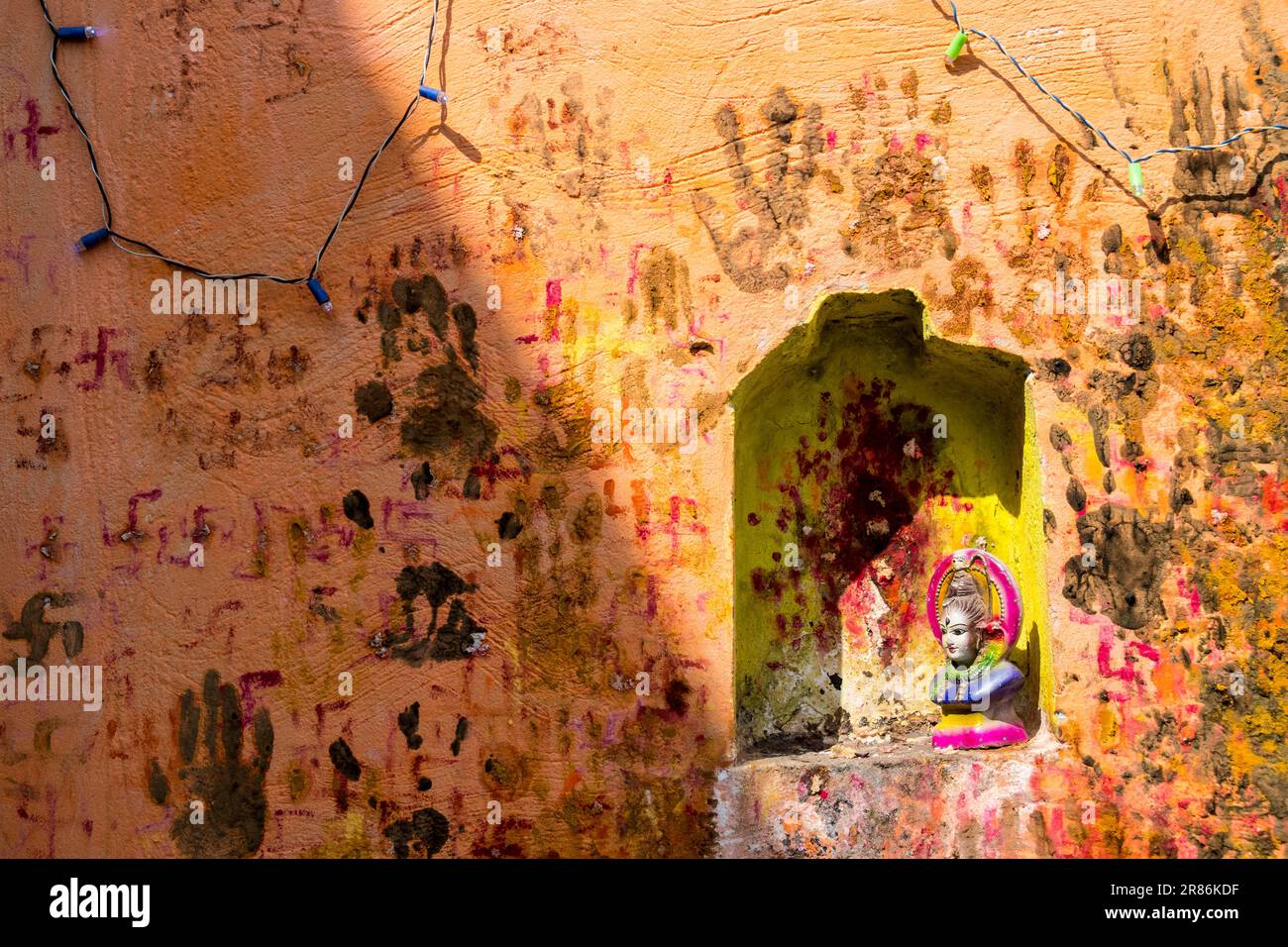 Hindu shrine in street hi-res stock photography and images - Alamy