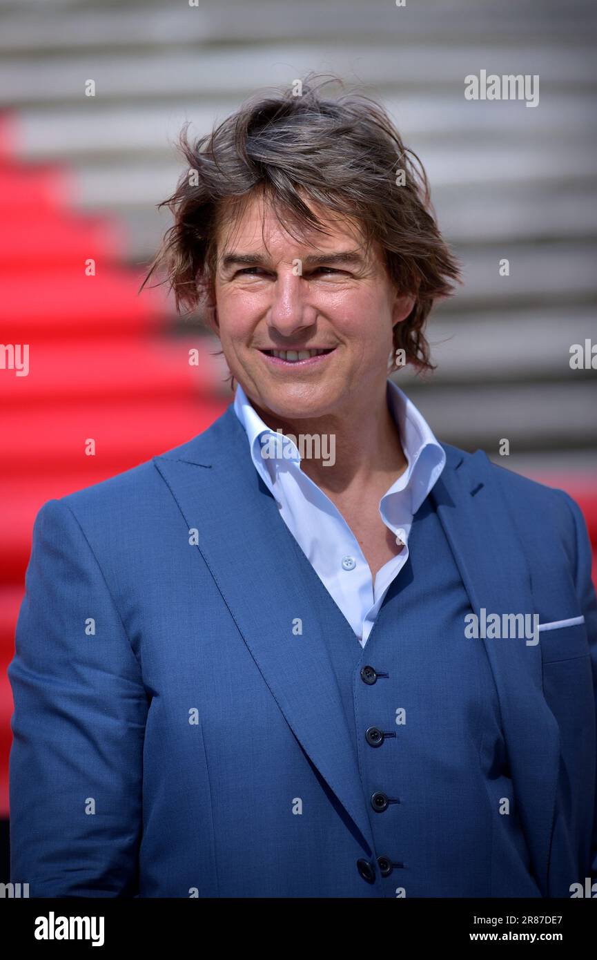 ROME, ITALY JUNE 19 Tom Cruise poses on the Spanish Steps ahead of