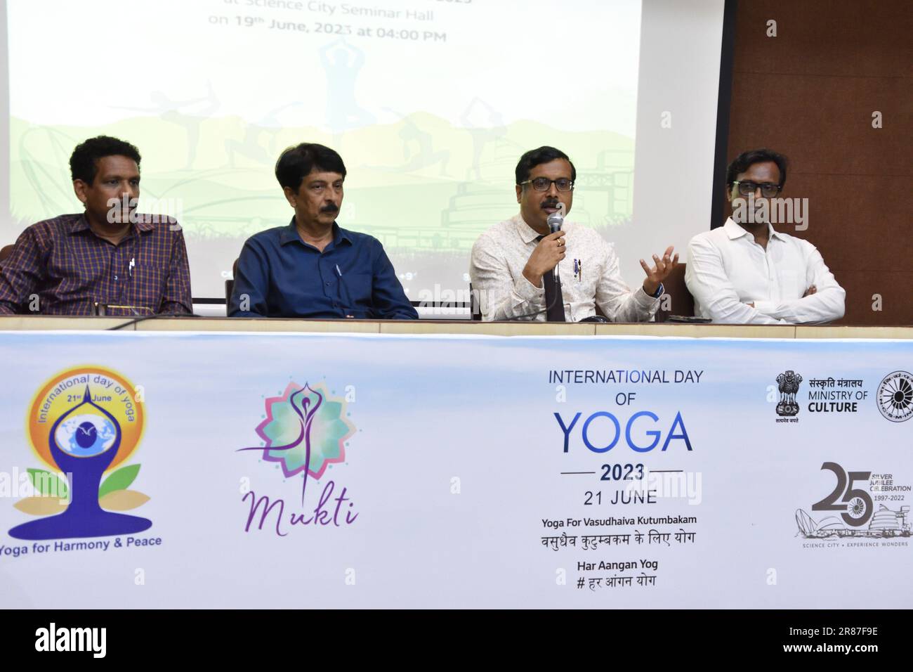 Kolkata, West Bengal, India. 19th June, 2023. Dr. Pratim Sengupta talking at a press meet for upcoming event, celebration of the International Day of Yoga with about 500 underprivileged children and school children in the Science City premises on June 21, 2023. The event will be a one-of-a-kind initiative at the heart of the city as several dignitaries and sports personalities. It will be organised jointly by Science City, Kolkata and The Kidney Care Society. (Credit Image: © Biswarup Ganguly/Pacific Press via ZUMA Press Wire) EDITORIAL USAGE ONLY! Not for Commercial USAGE! Stock Photo