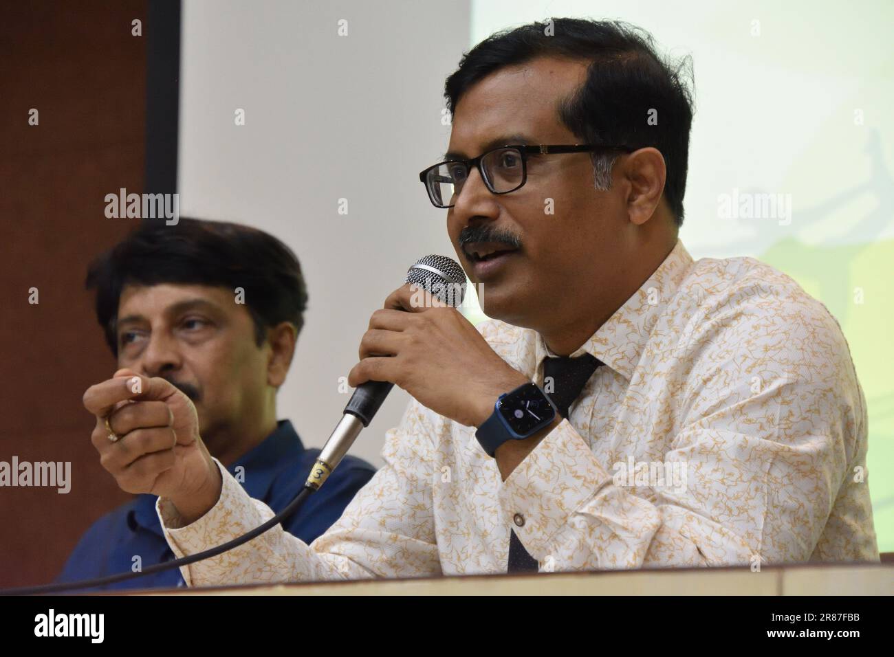 Kolkata, West Bengal, India. 19th June, 2023. Dr. Pratim Sengupta talking at a press meet for upcoming event, celebration of the International Day of Yoga with about 500 underprivileged children and school children in the Science City premises on June 21, 2023. The event will be a one-of-a-kind initiative at the heart of the city as several dignitaries and sports personalities. It will be organised jointly by Science City, Kolkata and The Kidney Care Society. (Credit Image: © Biswarup Ganguly/Pacific Press via ZUMA Press Wire) EDITORIAL USAGE ONLY! Not for Commercial USAGE! Stock Photo