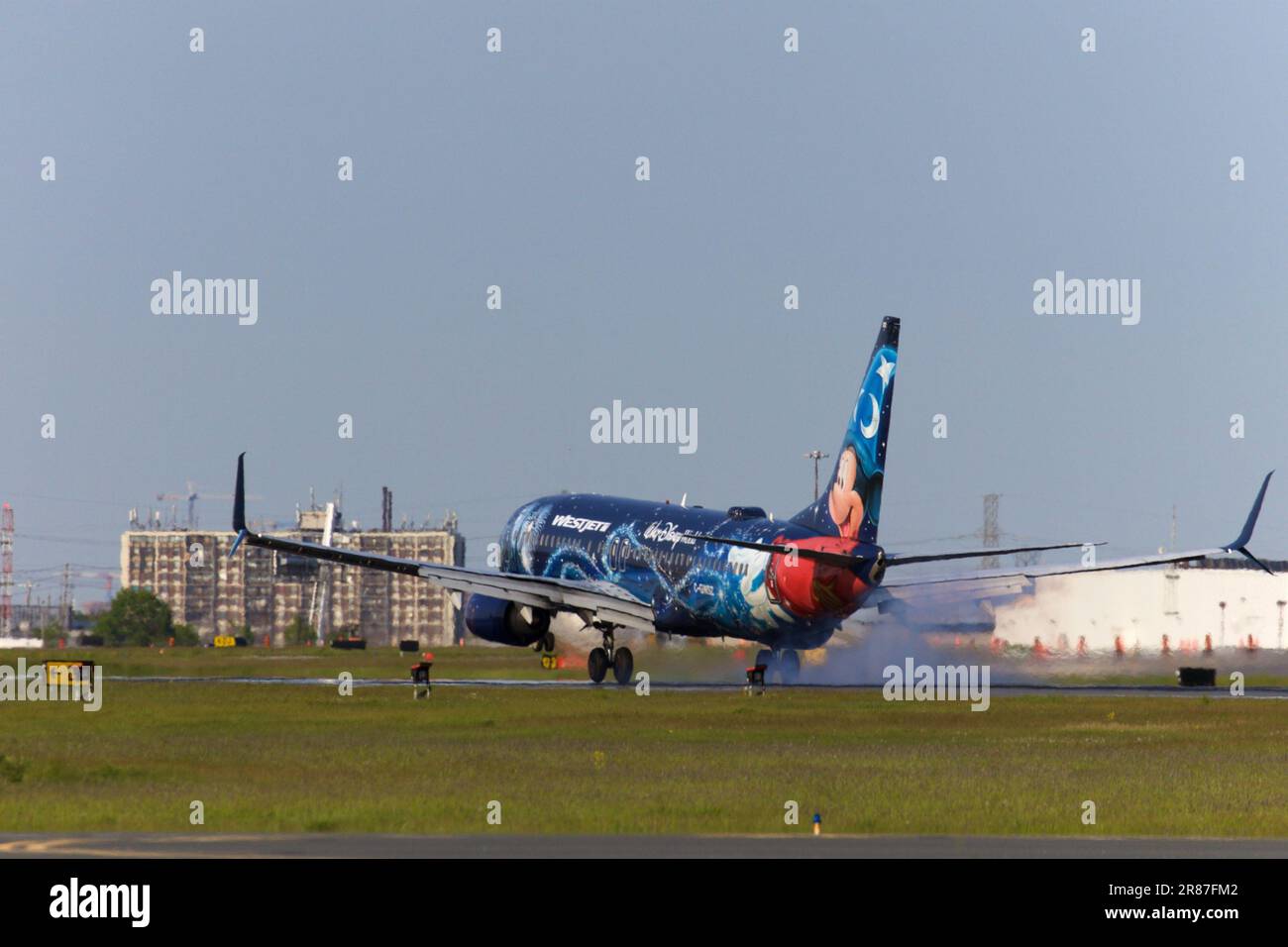 Westjet, Disney Logo, C-GWSZ, Landing at Runway 06L, Pearson Airport Toronto Stock Photo