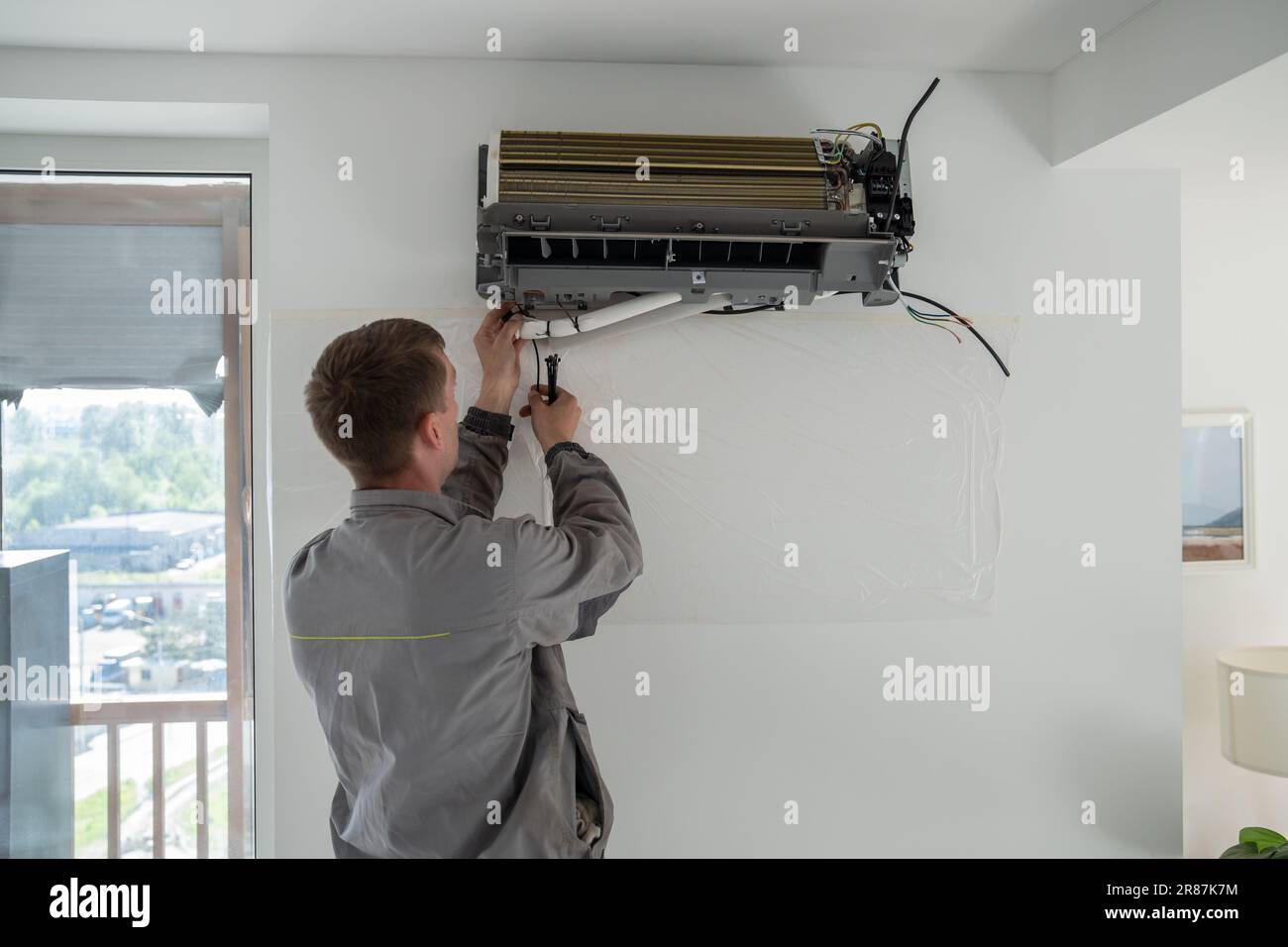 Installation of air conditioner by professional specialised climate