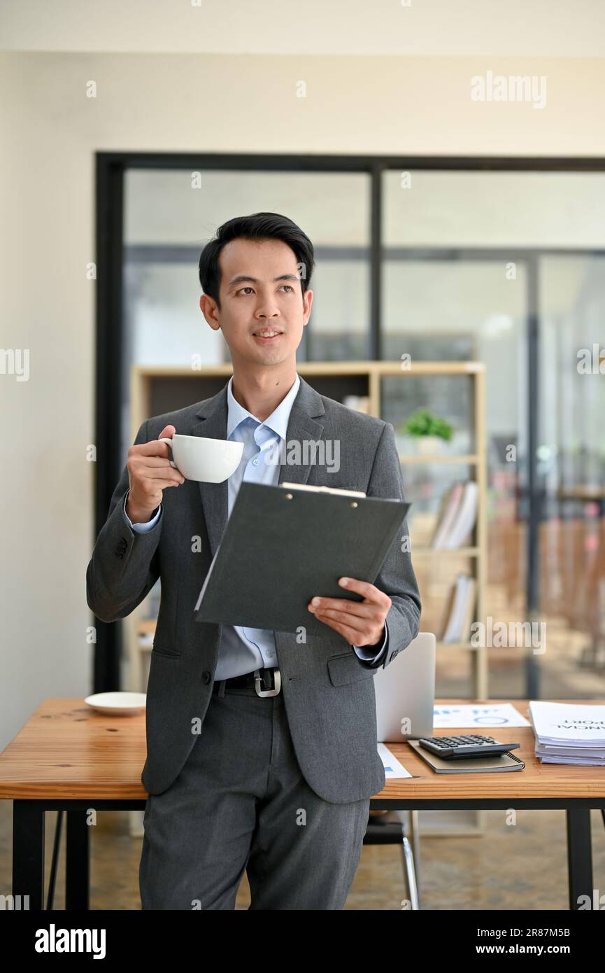 Banker paper cup coffee hi-res stock photography and images - Alamy