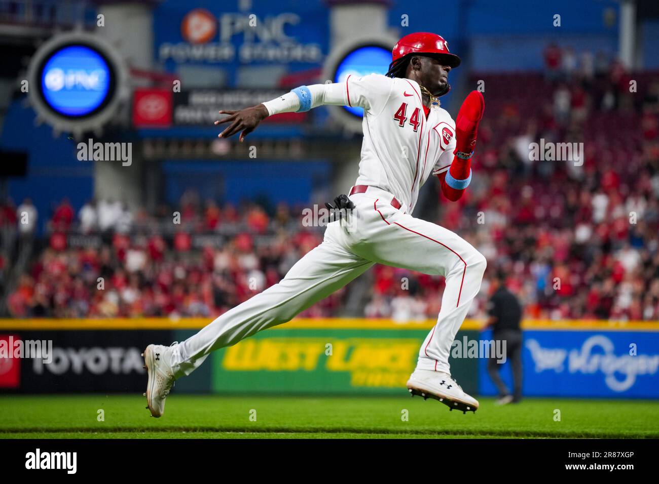 Cincinnati Reds' Elly De La Cruz runs the bases as he scores a run